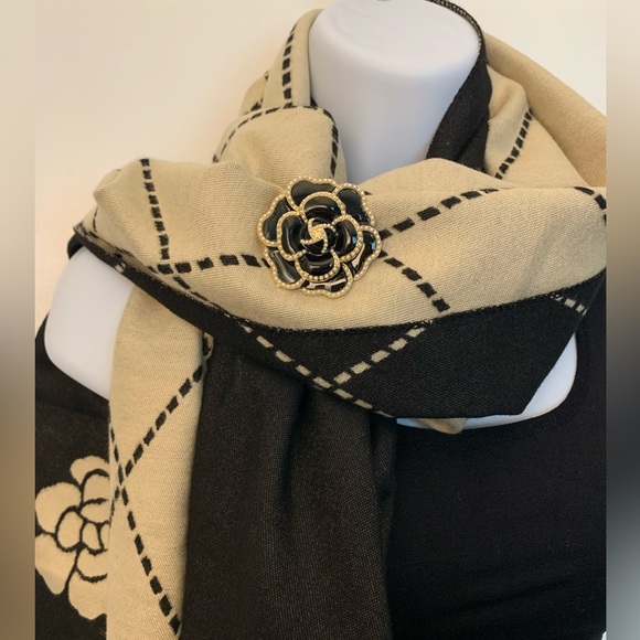 š¤Camellia Flower reversible shawl - Picture 5 of 6